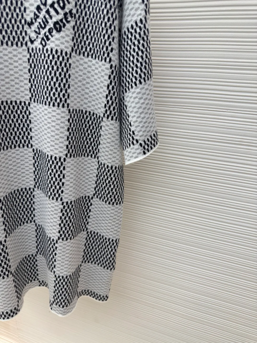 LOUIS VUITTON checkerboard woolen short sleeves ●Authentic product: Purchased and developed by 9850 ●Item number: 1680124-A35 ●Fabric: combed cotton yarn ●Technology: Woolen ●Version: Fitted version ●Size: XS-S-M-L ●Description: 100% fully combed cotton yarn is used, and the fabric pieces are woven using a Stoll 14-needle ultra-fine machine imported from Germany worth 47W. It is woven at a parallel and even speed with reference to the original single-sided partial net bottom hanging wool structure. Each piece takes 270 minutes to weave. During weaving, 16 sand spits are used to alternately knit back and forth. The number of knitting rows on a single piece of front clothing is as high as 6352. The newly woven garment has a lot of knots. It requires pure manual thread picking and knot head inspection. Only after random inspection can seam picking and washing be carried out. The overall wiring is straight and delicate. The fabric is comfortable and soft, and the color is consistent with no color difference. It can be matched with the same style to create a fashionable look, and can be used in various occasions. Customized accessories, complete with three standards, the same style for men and women!